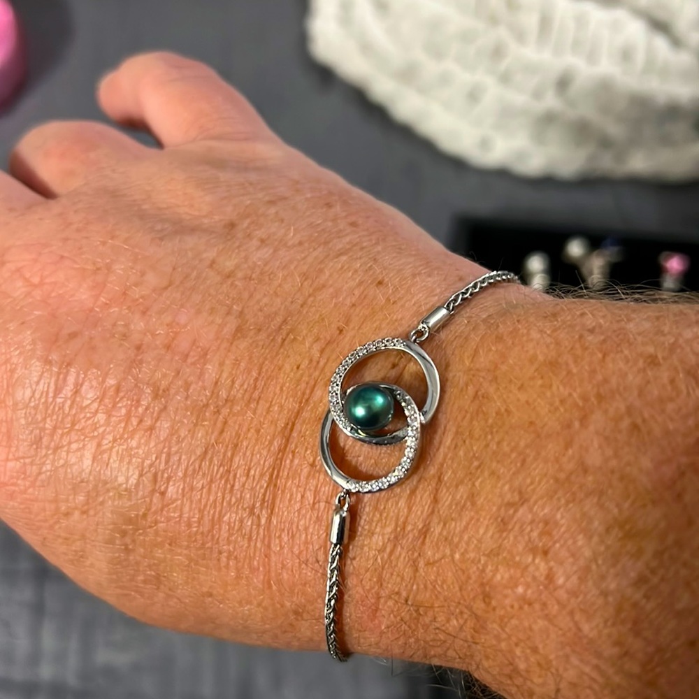 Vantel Bracelet with metallic green pearl